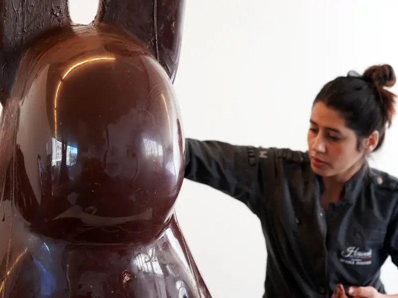 Hasnnâ réalise en chocolat le fameux lapin de Tom Claassen